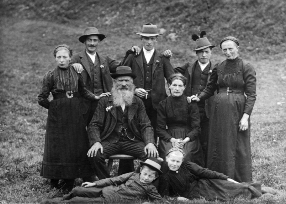 UrUr- Großvater Ludwig und Großmutter Lisa mit der Familie Hinteregger