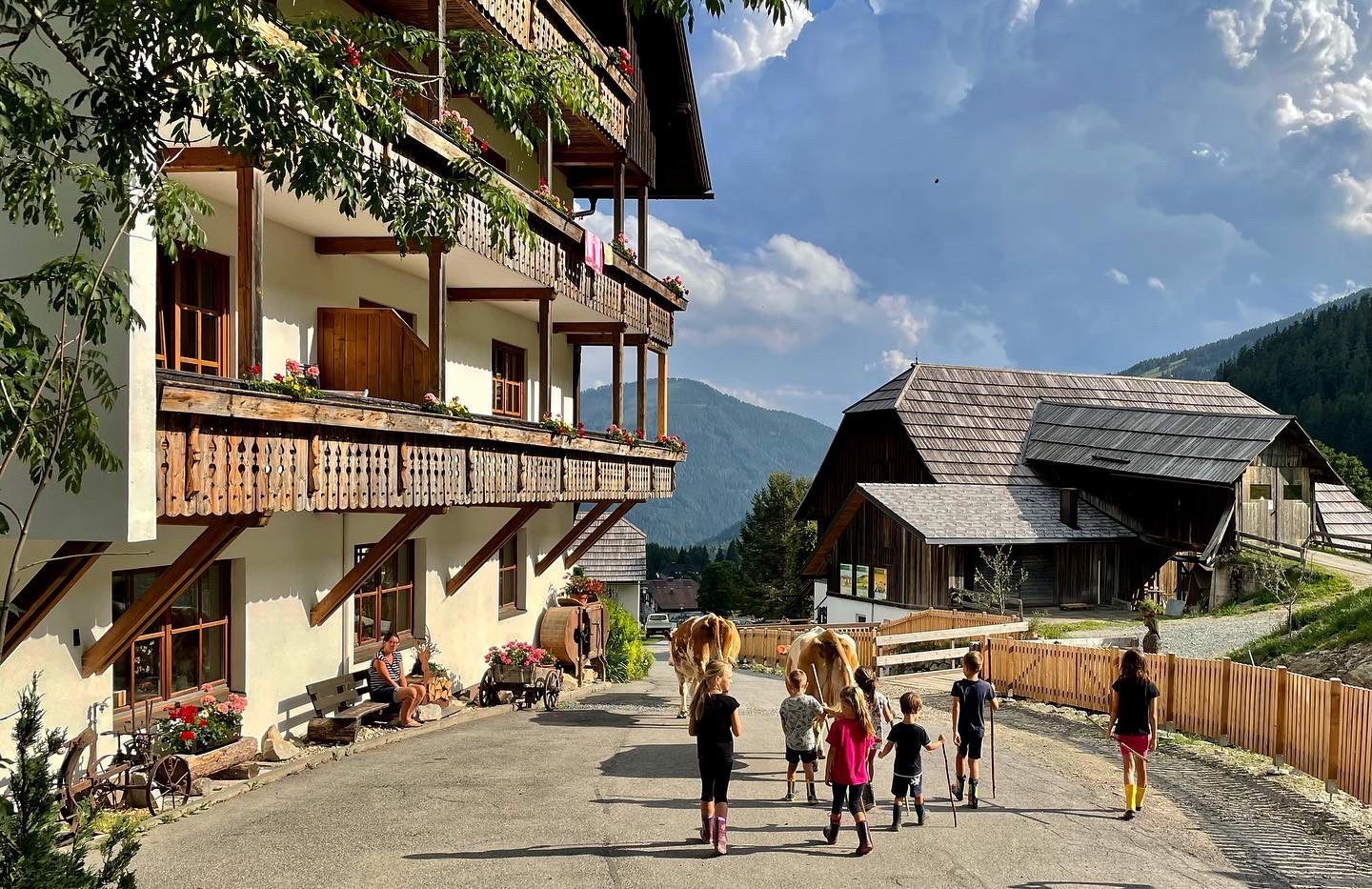 Kinder beim Kühtreiben