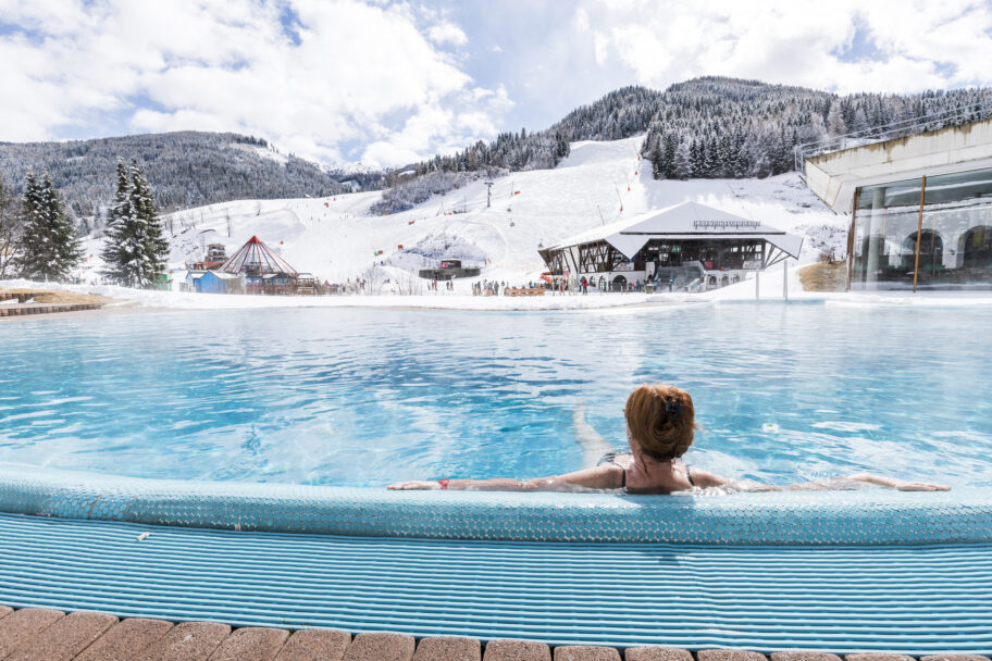 Thermal-Roemerbad-Blick-auf-SkipistecBadKleinkirchheimerBergbahnen Frau im Pool