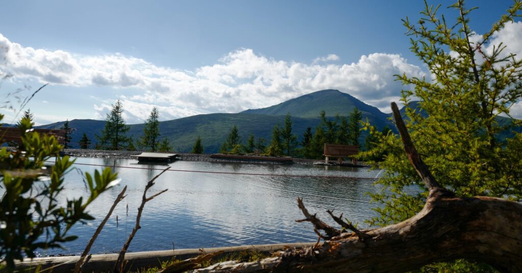 The play lake at the Brunnach mountain station invites you to splash around, cool off, and relax.