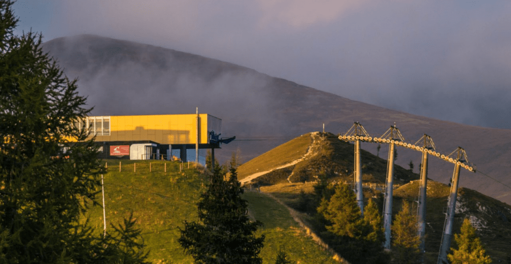 Die Bergstation der Biosphärenpaerkbahn Brunnach im herbstlichen Abendlicht. Die Bahn führt direkt an unserer Haustüre beim Hinteregger vorbei.
