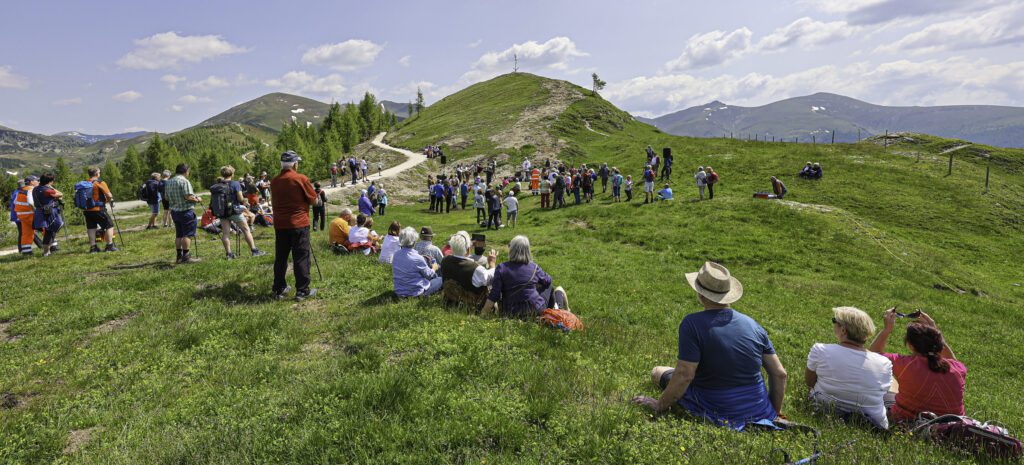 Wenn die Musi spielt - Musiwanderung - leute sitzen im Gras auf der Brunnachhöhe