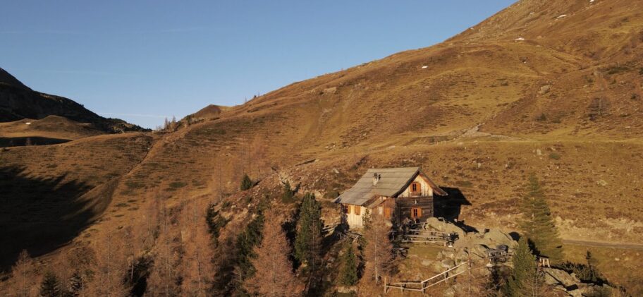 Luftbild mit Blick auf die Oswalde Bockhütte in St. Oswald Bad Kleinkirchheim, ein beliebtes Ausflkugsziel für Familien zum Wandern